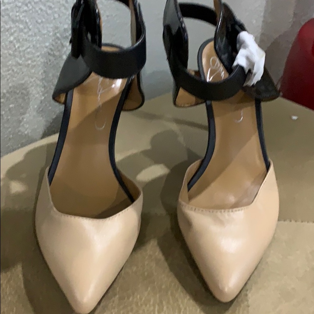 Report Signature , NWOT , 3 “ heel height .